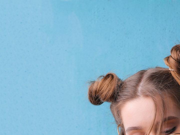 mujer con secador de cabello rojo