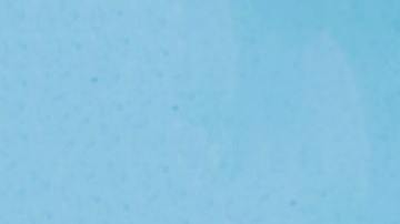 mujer con secador de cabello rojo