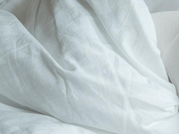 mujer durmiendo en cama
