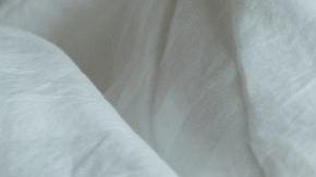 mujer durmiendo en cama