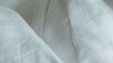 mujer durmiendo en cama