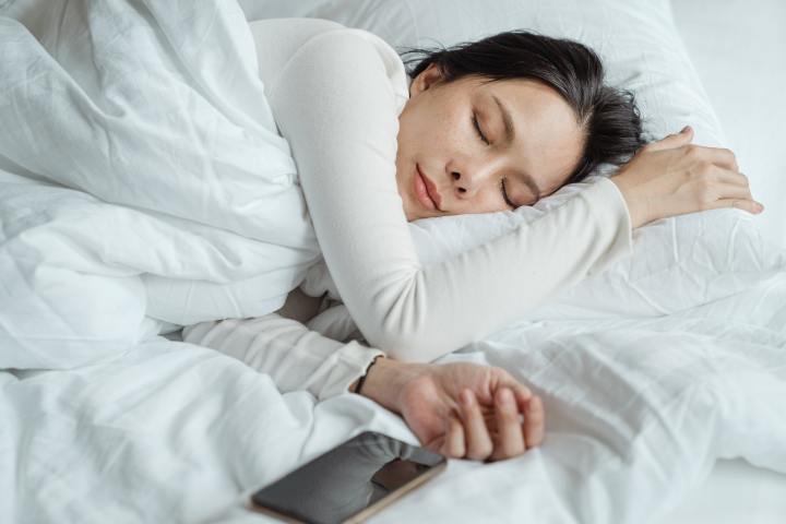 mujer durmiendo en cama