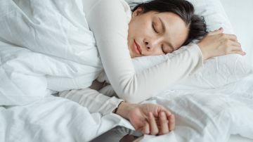 mujer durmiendo en cama