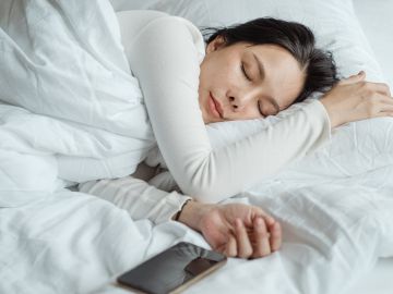 mujer durmiendo en cama