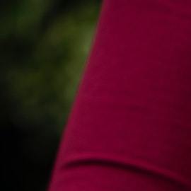 mujer embarazada con zapaticos de bebé