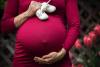 mujer embarazada con zapaticos de bebé