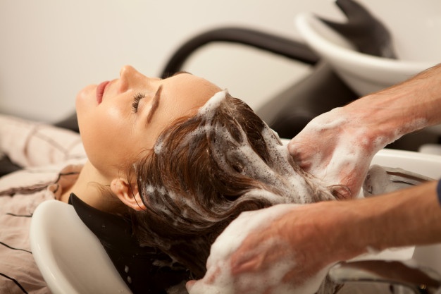 mujer lavándose el cabello