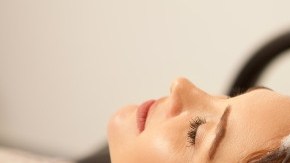 mujer lavándose el cabello