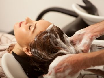 mujer lavándose el cabello