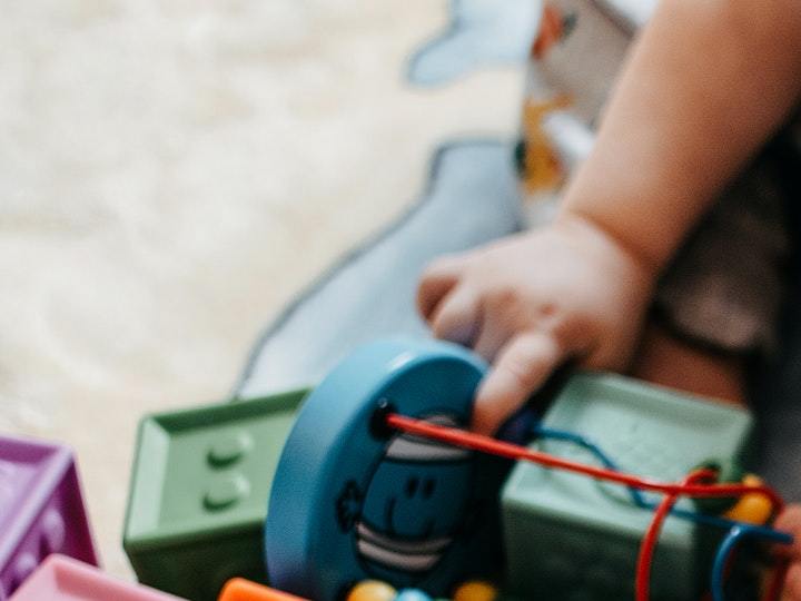 niño con juguetes