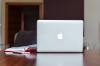 laptop apple sobre la mesa
