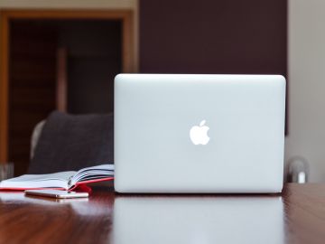 laptop apple sobre la mesa