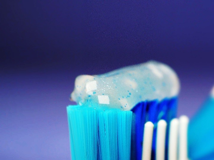 cepillo dental con crema