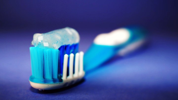 cepillo dental con crema