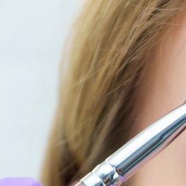 mujer tiñendo sus cejas