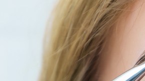 mujer tiñendo sus cejas