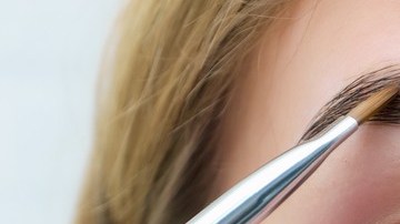 mujer tiñendo sus cejas