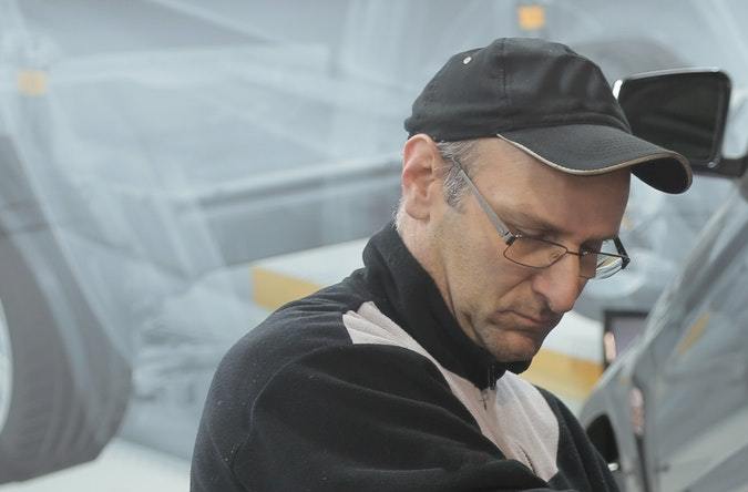 hombre llenando de aire las llantas