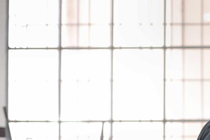 hombre revisando los fluidos del auto