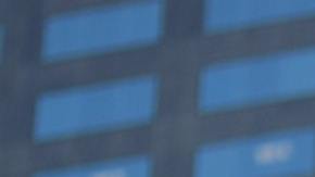 hombre sin camisa bajando escaleras