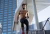 hombre sin camisa bajando escaleras