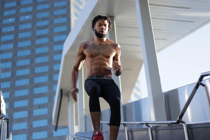 hombre sin camisa bajando escaleras