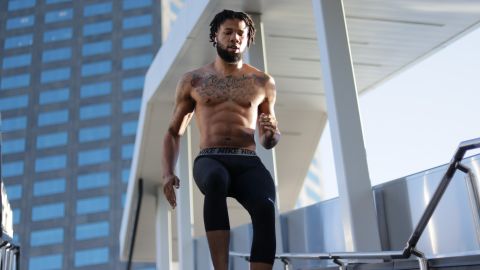 hombre sin camisa bajando escaleras
