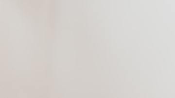 mujer atando los cordones de los zapatos