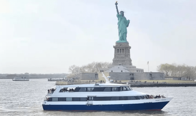 paseo en bote por la estatua de la libertad