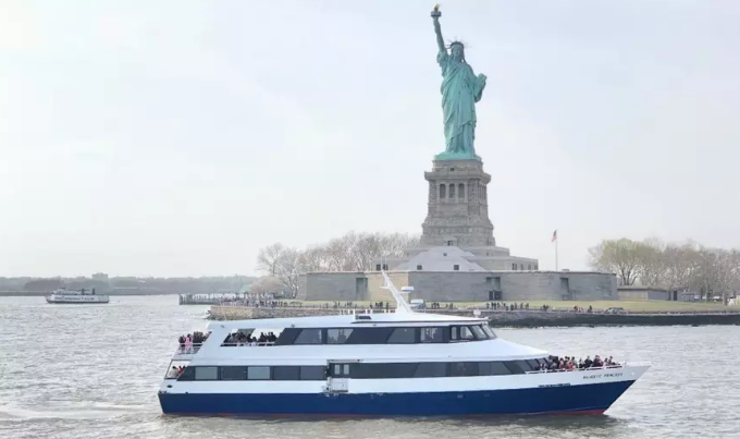 paseo en bote por la estatua de la libertad