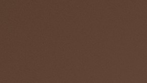 Niña se pone crema en la cara