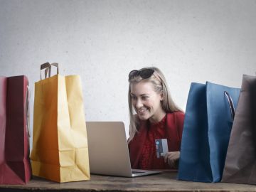 mujer comprando online con computadora