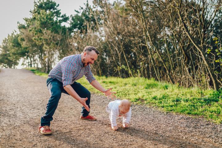 padre con su bebé pequeño