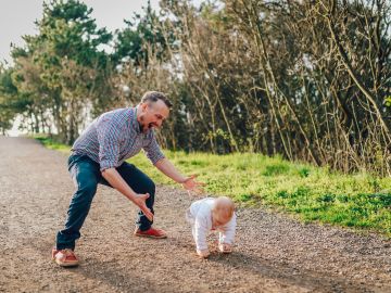 padre con su bebé pequeño