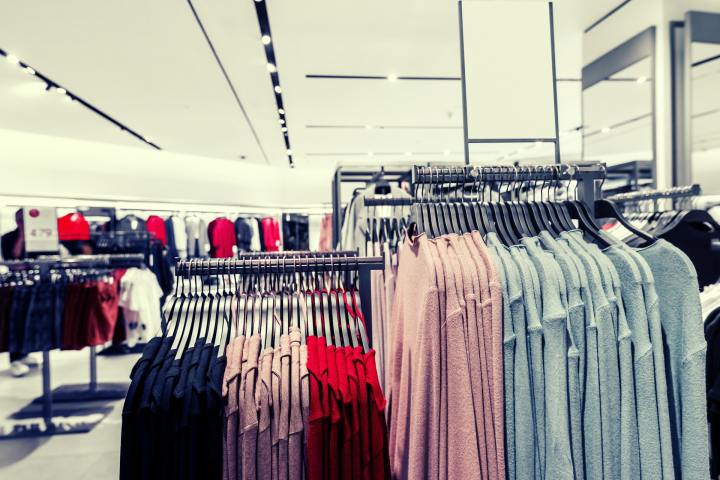 ropa en racks para vender