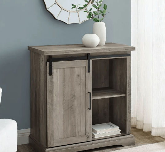 Armario de madera con puerta