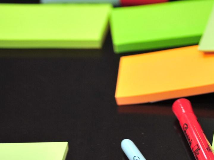 marcadores y post it en la mesa