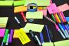 marcadores y post it en la mesa