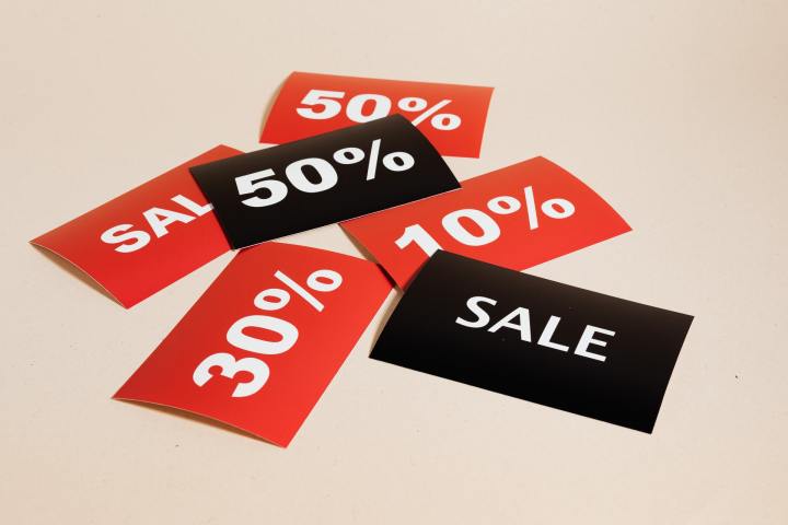 carteles de descuentos rojo y negro