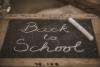 pizarra con mensaje back to school