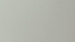 mujer cubriendo sus piernas