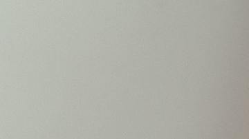 mujer cubriendo sus piernas