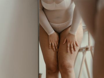 mujer cubriendo sus piernas