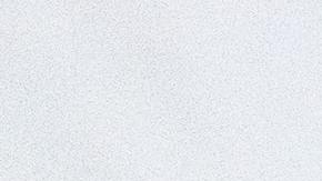 mujer morena con cabello rizado