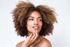 mujer morena con cabello rizado