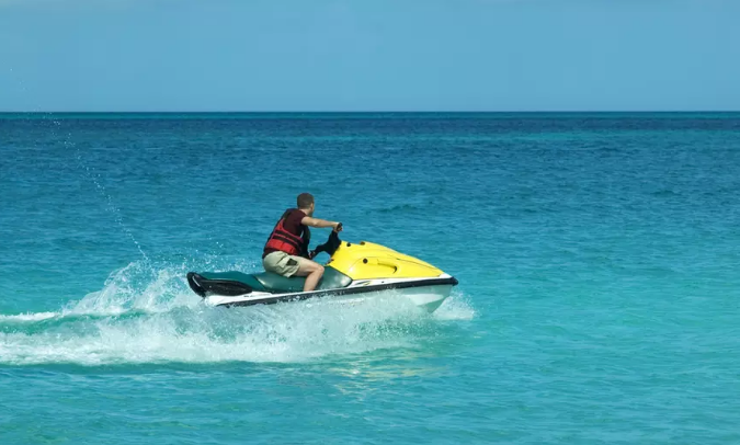Hombre en Jet Ski