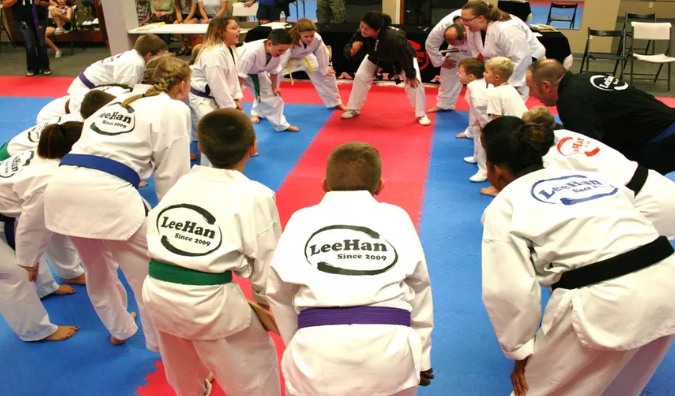 Niños en clase de artes marciales