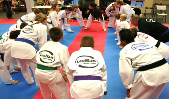 Niños en clase de artes marciales