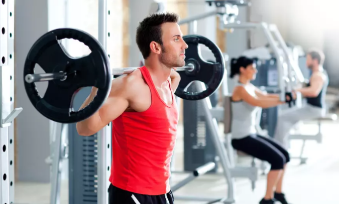 Hombre levantando pesas