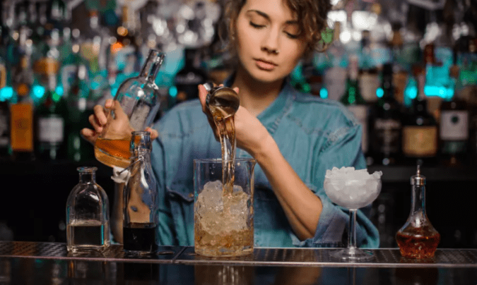 Mujer sirviendo un trago